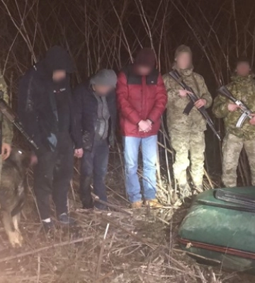 Затримали двох прикарпатців, які на гумовому човні хотіли переплисти через кордон Тисою