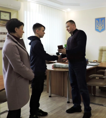 В Ізмаїлі голова РВА передав почесну нагороду синові загиблого на Харківщині сержанта