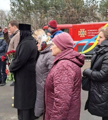 40 днів: на місці ракетного удару по багатоповерхівці у Дніпрі вшанували пам’ять загиблих 
