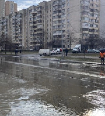 На перехресті вулиць Анни Ахматової та Драгоманова відновили рух транспорту