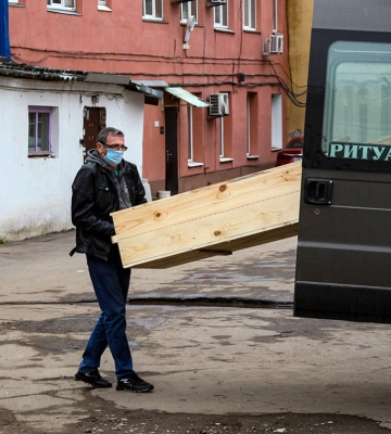 Чтобы не сеять панику: в РФ ограничили выдачу тел убитых в Украине военных, —  СМИ