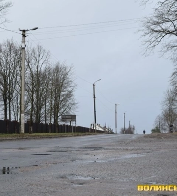 Люди скаржаться, що забудовник руйнує дорогу в селі біля Луцька