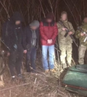 Чоловіків, що вплав та гумовим човном за 6 та 2,5 тис доларів збиралися перетнути кордон, затримали на Закарпатті (ФОТО)