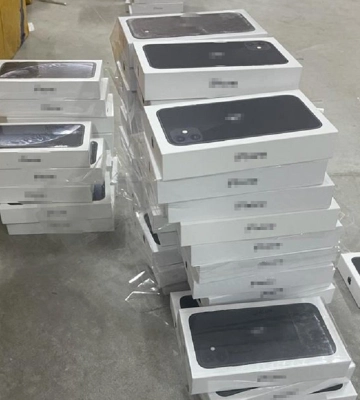 Менял iPhone на муляжи: сотрудник киевской таможни украл товаров на 40 миллионов