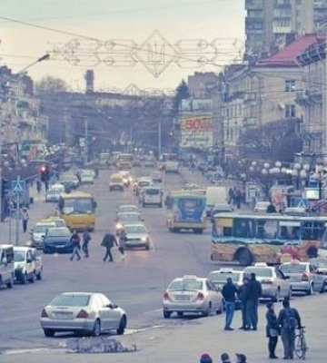 Центр Луцька очистять від незаконних вивісок і рекламних щитів