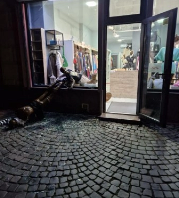 Поліція охорони Закарпаття затримала чоловіка, який влаштував погром в магазині