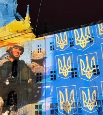 Митець зі Швейцарії підсвітив будівлі у Львові до роковин повномасштабної війни