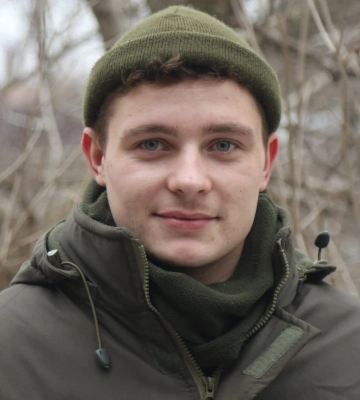 Душа підрозділу: воїн з волинської бригади на передовій підбадьорює побратимів жартами