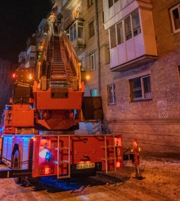 В Киеве горела квартира на 5-м этаже, спасатели применили автолестницу 