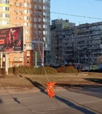 На Оболоні обірвалися тролейбусні дроти. Рух транспорту паралізовано (відео)