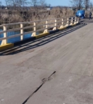 У Великоолександрівській громаді добудували тимчасовий міст через Інгулець