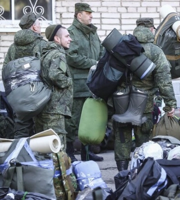 У Бердянську мобілізовані військові РФ та дезертири вночі грабують торгові мережі