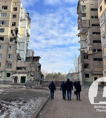 Як у Дніпрі відновлюють вцілілу частину будинку, по якому вдарила ворожа ракета