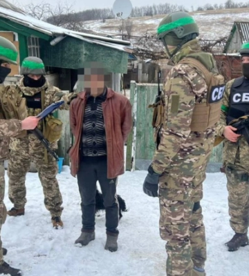 Затримано зрадника, який допомагав окупантам вивозити награбоване майно до Луганська і віддав свій будинок під казарму, - СБУ. ФОТО