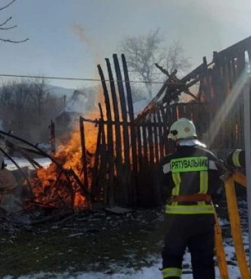 На Закарпатті рятувальники погасили масштабну  пожежу