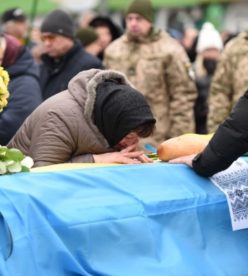 З хлібом, квітами та на колінах: у Рівному попрощалися з трьома Героями (ФОТО)