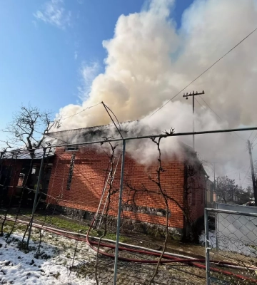 Рятувальники Хуста ліквідували пожежу у житловому будинку та врятували дві сусідські будівлі