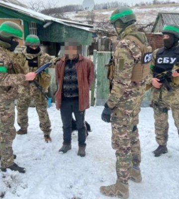 Помогал врагу вывозить награбленное имущество украинцев: СБУ задержала коллаборанта, фото