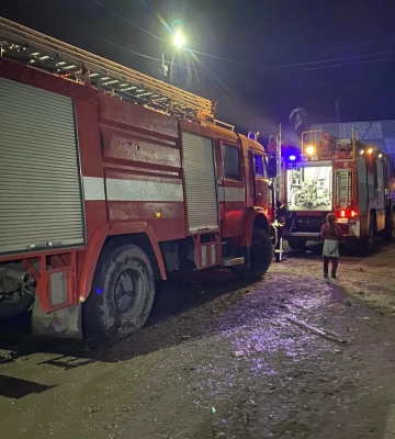 Господарі вийшли на прогулянку: на Закарпатті вогнеборці гасили пожежу в житловому будинку (ФОТО)