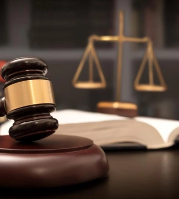 Адвокату, який намагався підкупити полтавських суддів, продовжили строк дії запобіжного заходу