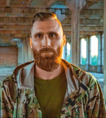 До Луцька з благодійним концертом приїде військовий та поет Павло Вишебаба