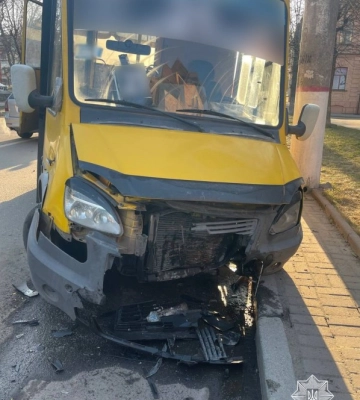 ДТП у центрі Кропивницького: іномарка врізалася в маршрутку з пасажирами (ФОТОФАКТ)