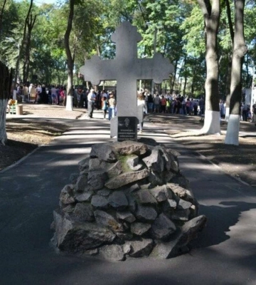 На Днепропетровщине девушка ради крутого фото залезла на крест возле храма (Фото)