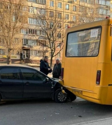 У Дніпрі водій легковика протаранив маршрутку