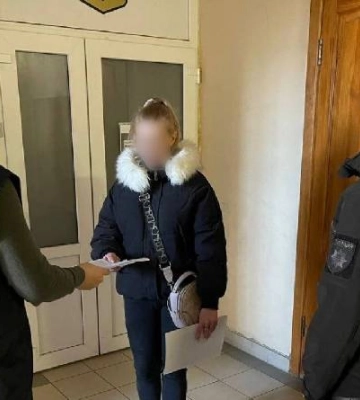 На Харківщині викрито колаборантку, яка видавала населенню “гуманітарну допомогу” від рф