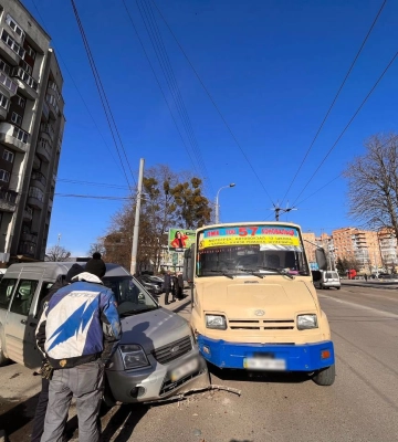ДТП з маршруткою у Рівному: відомі деталі (ФОТО)