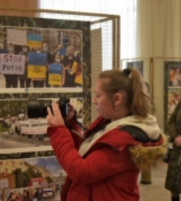 У Здолбунові відкрили міжнародну виставку з понад 100 воєнних світлин. ФОТО