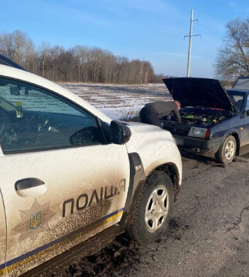 На Сумщині поліцейський офіцер громади допоміг військовому полагодити автомобіль