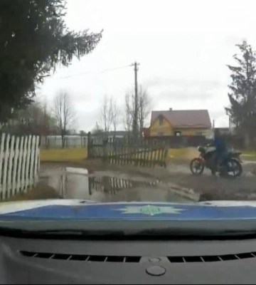 На Сарненщині затримали мотоцикліста без шолома та прав (ВІДЕО)