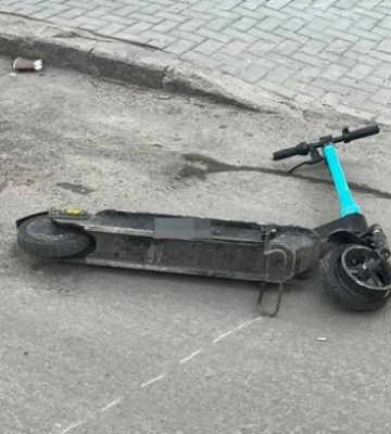 У Миколаєві чоловік на орендованому самокаті спричинив аварію
