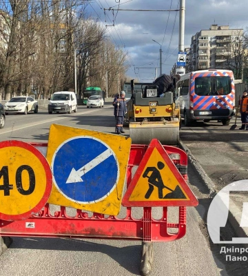 В Днепре латают ямы на дорогах холодным асфальтом. Подробности