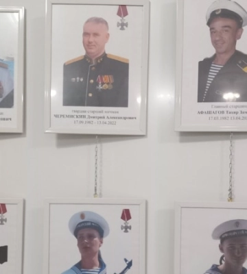 Срочники с «Москвы» и офицеры: в Севастополе устроили фотовыставку о погибших в «спецоперации»