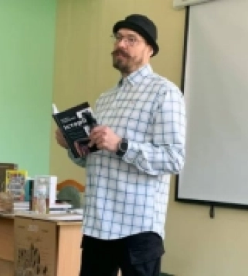 Михайло Журавель показав у Рівному стендап-комедію про книги та воїнів-письменників. ФОТО