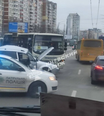 На Троєщині маршрутка влетіла в легковик (відео)