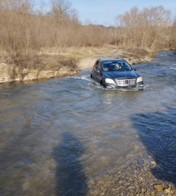 Форсували річку на Мерседесі: на Львівщині подружжя опинилося у водній пастці