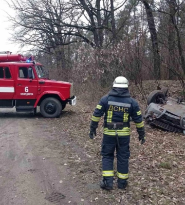 На Київщині автомобіль вилетів з дороги та перевернувся