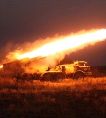Окупанти всю ніч обстрілювали Нікопольщину з важкої артилерії, пошкоджено приватні будинки, магазини, кафе. ФОТОрепортаж