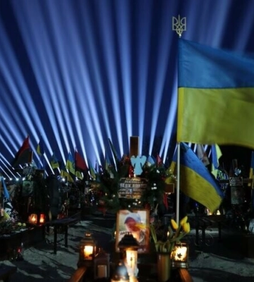 У Львові в пам’ять про українських Героїв у небо запустили символічні світлові промені, - ВІДЕО