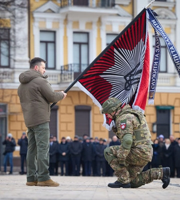 Зеленський на Софійській площі вручив бойові прапори та зірки Героя України