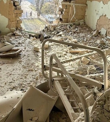 Окупанти вночі обстріляли лікарню в Херсоні: під час атаки там перебували медики та близько 120 пацієнтів  