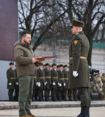 Зеленський вручив нагороди та бойові прапори військовим