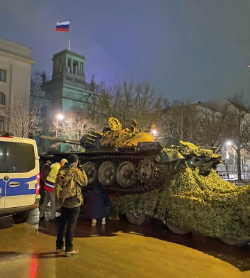 У Берліні підбитий російський танк встановили перед посольством РФ