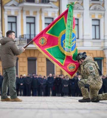 Зеленський на Софійській площі вручив бойові прапори та зірки Героя України