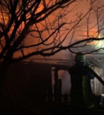 У селищі на Волині горіла господарська споруда