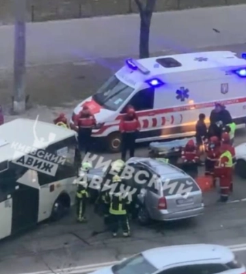В Киеве произошло ДТП с маршруткой: в автобусе были пассажиры