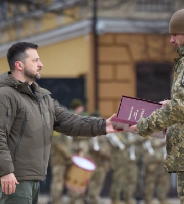 Зеленський на Софійській площі вручив бойові прапори та зірки Героя України